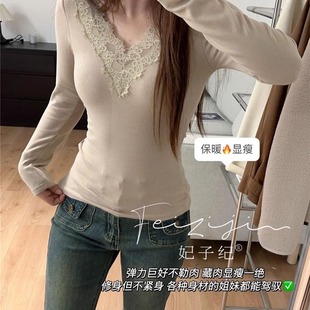 妃子纪时尚蕾丝V领一体式内搭上衣秋冬磨毛保暖珍珠绒螺纹打底衫
