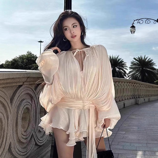 2026年新款春秋连衣裙长袖丝光飘带褶皱系带短款连衣裙