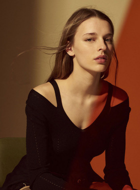 法单S家 18春夏新款甜美V领针织上衣女装毛衣 81006黑 红 现货