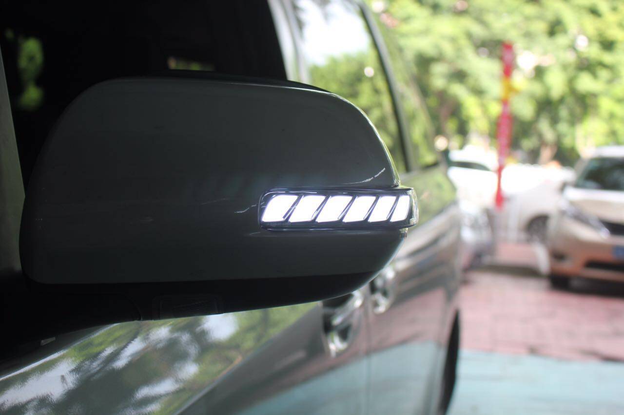 VELLFIRE ALPHARD 20 시리즈 백미러 주간 주행등에 적합합니다. 흐르는 물 회전 조명이 땅을 비춥니다