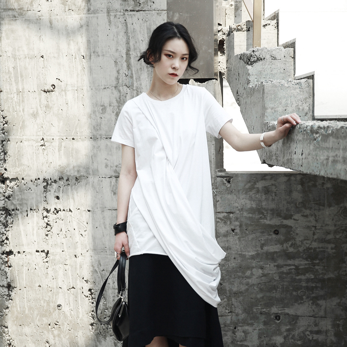 simple black 2018Ïļ¾°µºÚ·çÐ㳡Éè¼ÆÊ¦²»¹æÔòÔìÐÍÖг¤¿î¶ÌÐäTÐô