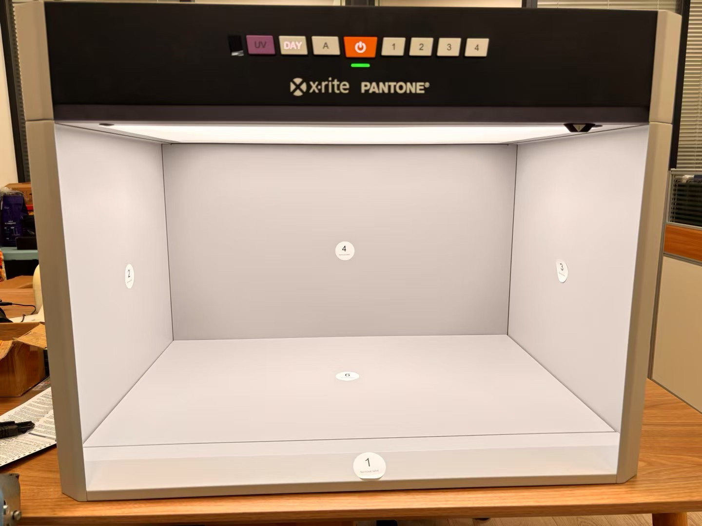 Pantone 爱色丽 xrite Judge LED Standard 标准光源箱 对色灯箱 - 实物图
