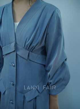 兰奕屋语原创设计 蓝色牛仔V领结构印花内里风衣 收腰伞型下摆