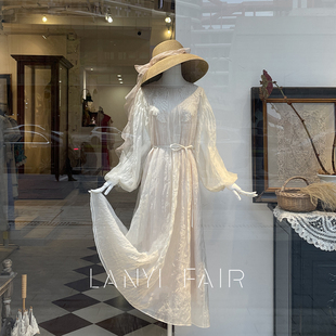 兰奕屋语原创设计 米白刺绣皱褶通透感长袖连衣裙 仙女灯笼袖天丝