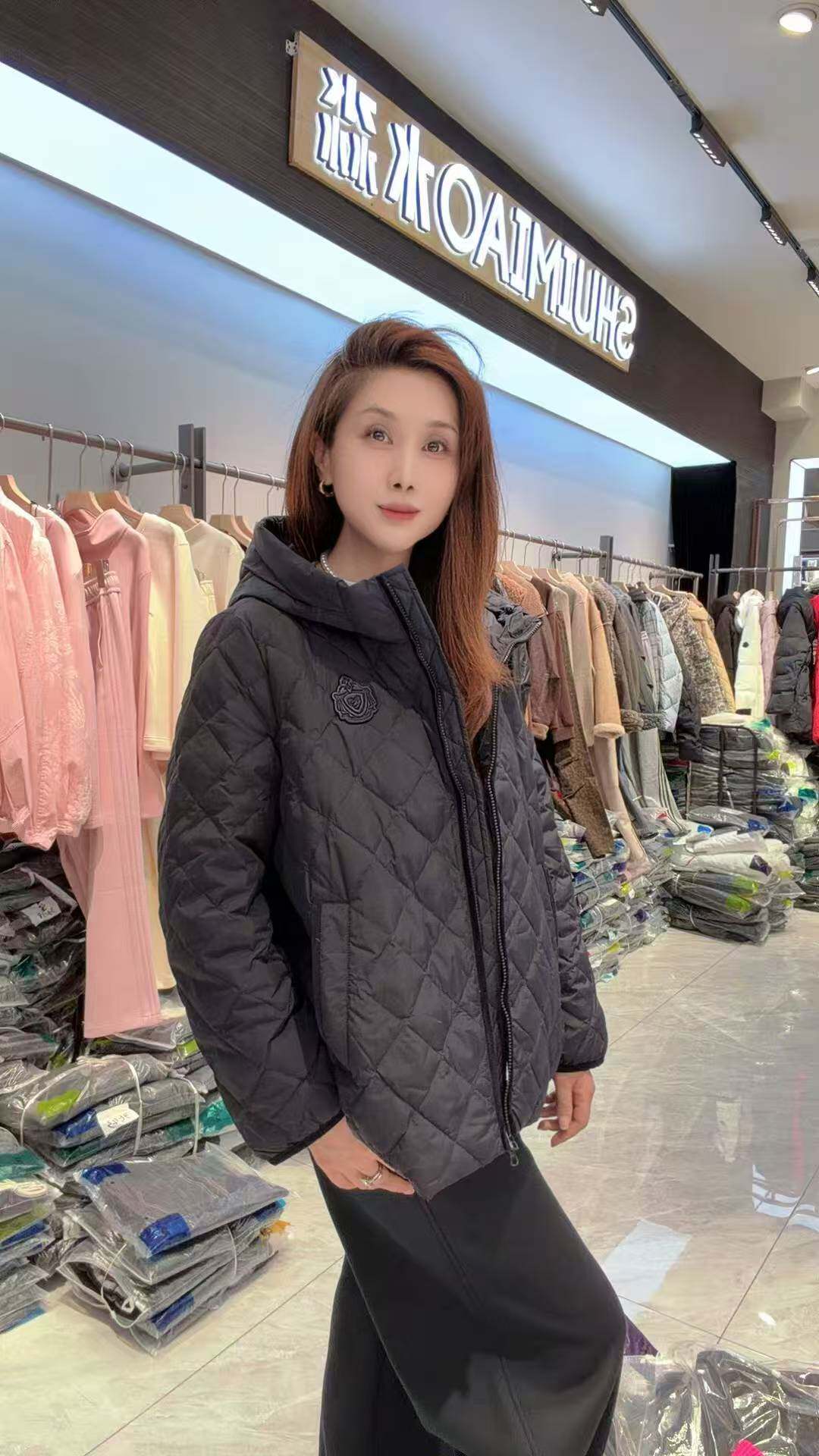 水淼大码羽绒服女胖mm连帽90白鸭绒短款200斤女装新款短款短棉衣