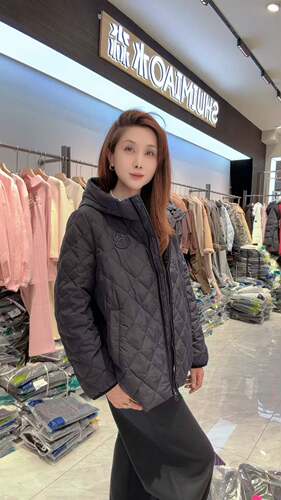 水淼大码羽绒服女胖mm连帽90白鸭绒短款200斤女装新款短款短棉衣