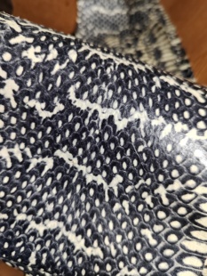 A灰白色皮条13*30cm钱包腰带卡包表带饰品镶嵌挂件手工真虫它皮料