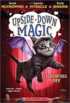 【预售】Showing Off (Upside-Down Magic #3)