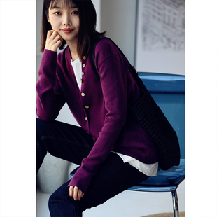 W2326C文艺气质简约排扣亲肤舒适百搭V领针织开衫 女春秋米兰宣言