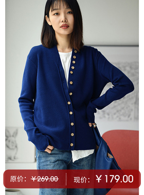 W2326C文艺气质简约排扣亲肤舒适百搭V领针织开衫女春秋米兰宣言