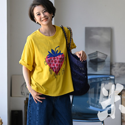圆领宽松撞色字母草莓印花T恤