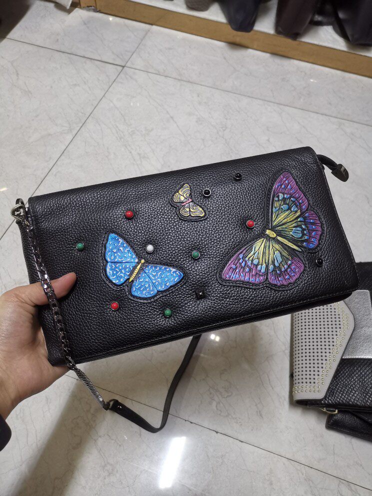 手机包手拿包女2026新款时尚百搭休闲牛皮大容量蝴蝶信封包高级感