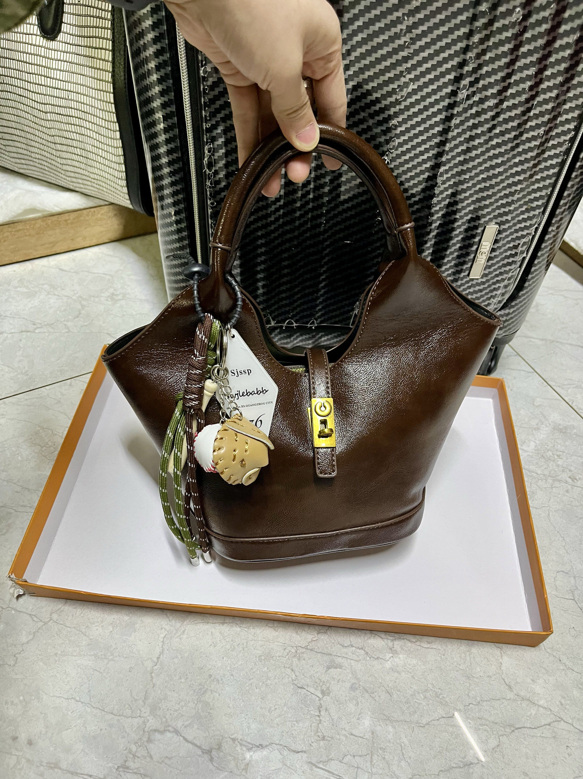 小众复古手提水桶包包女式休闲百搭通勤时尚斜挎包韩版大容量,箱包皮具/热销女包/男包,通用款女包,淘宝优惠券,粉丝福利购,淘宝优惠卷