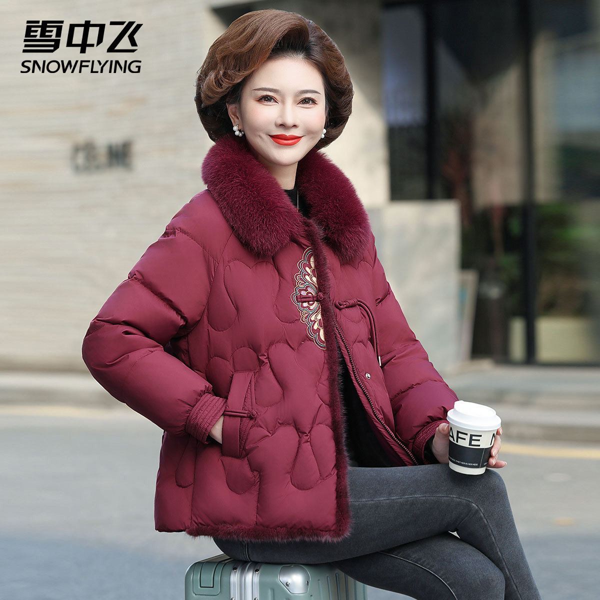 雪中飞狐狸毛领中老年羽绒服短款女2025秋冬新款国风刺绣保暖外套