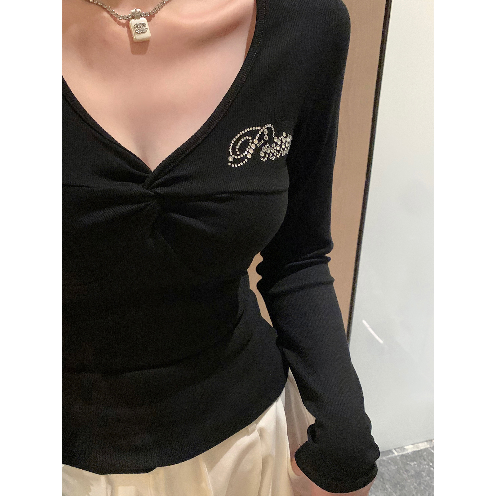黑色烫钻字母纽结v领修身长袖