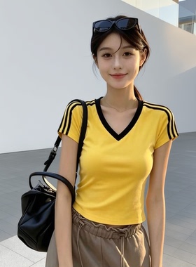 黄色v领短袖T恤女夏三条杠纯棉正肩收腰小个子短上衣美式辣妹半袖