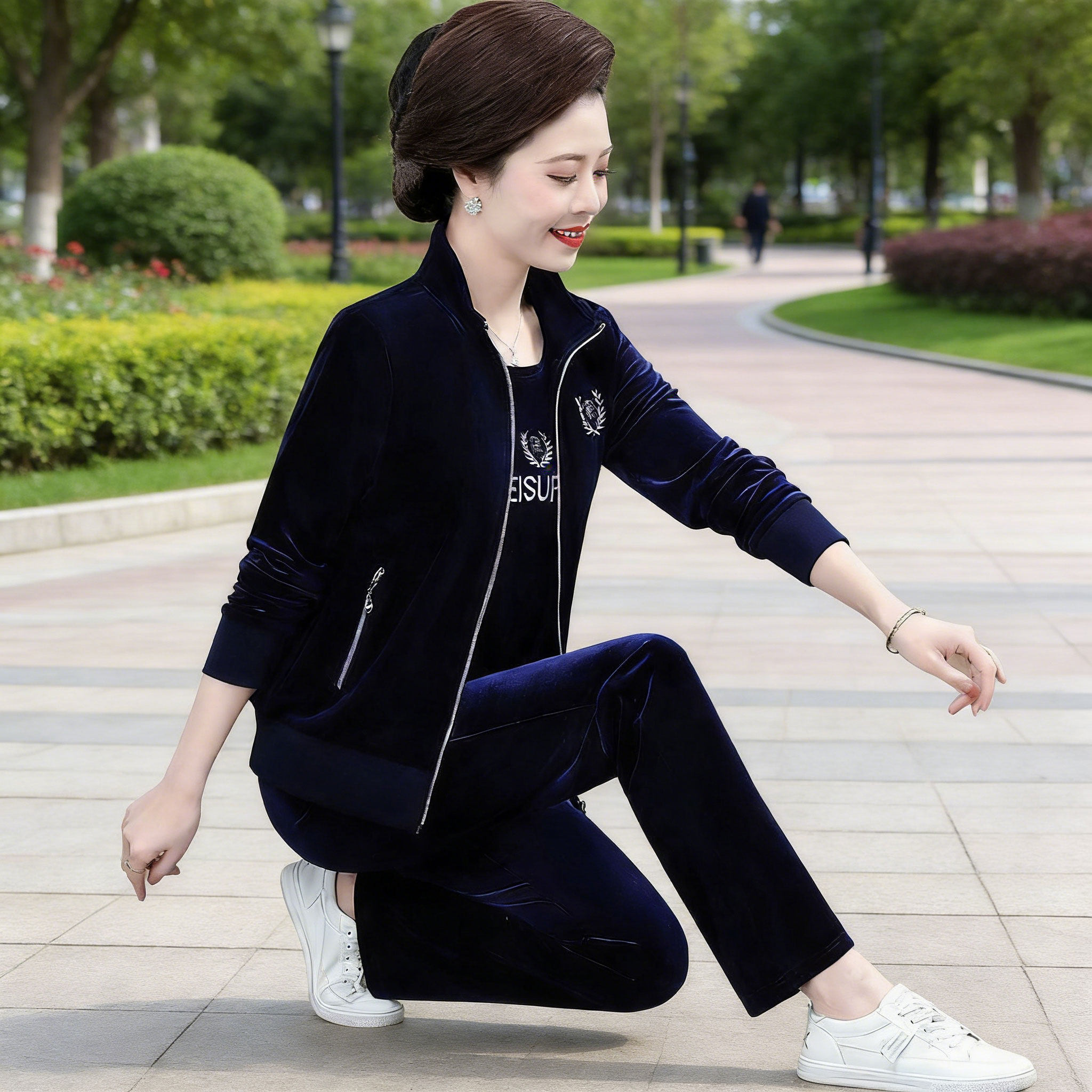 中老年妈妈春装金丝绒运动服休闲外套女中年洋气上衣卫衣三件套装