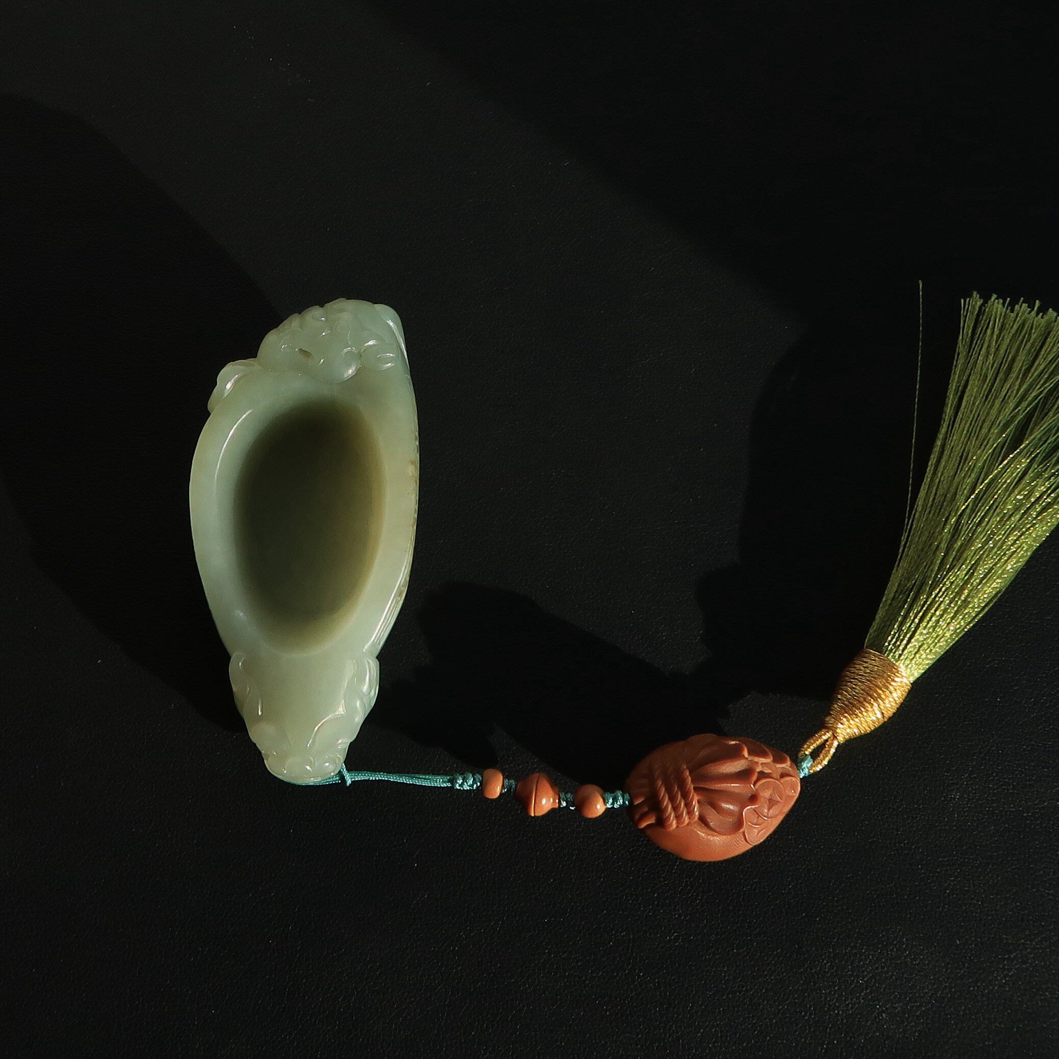 {绛河}隆和斋珍藏新疆和田青白玉带皮兽面杯形手把件饕餮珠宝玉器