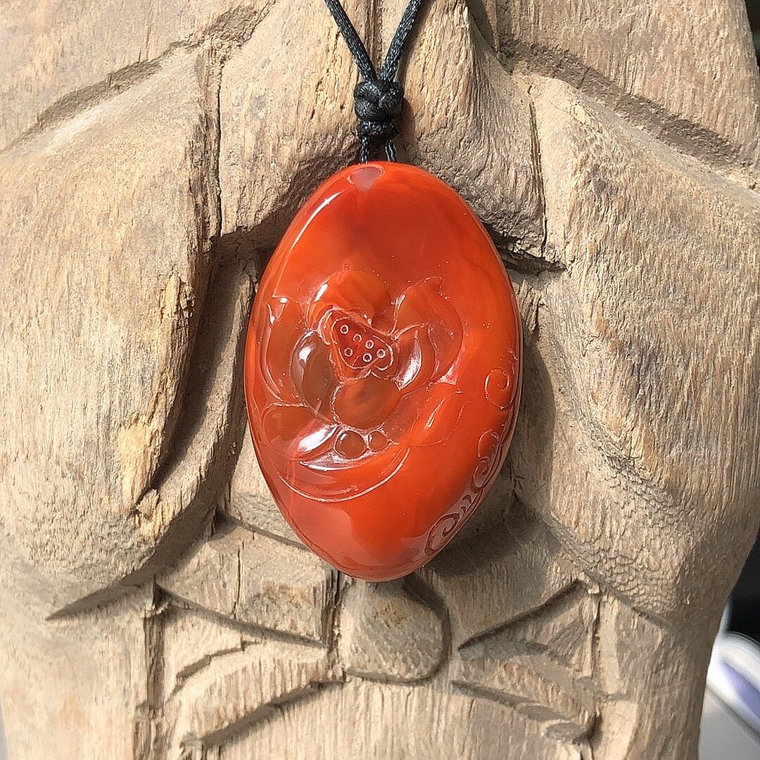 天然南红玛瑙吊坠老工精雕莲花满色满肉柿子红项链颈饰