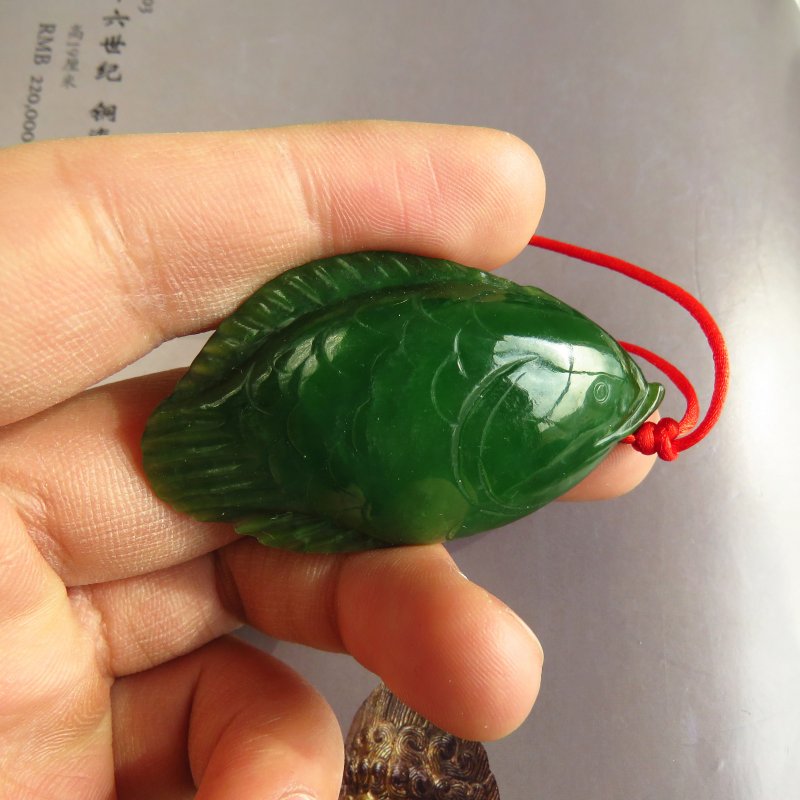 {峨眉山月半轮秋｝隆和斋老料新疆碧玉鱼吊坠满绿雕连年有余挂件