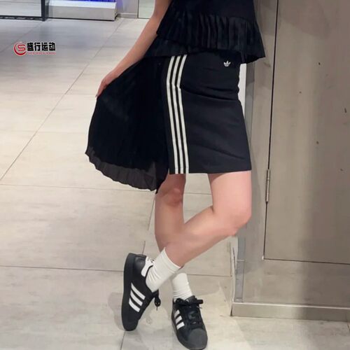 阿迪达斯三叶草女装2026年秋新款优雅不对称百褶休闲半身裙LF2339