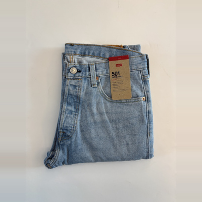 李维斯男501浅蓝水洗直筒牛仔裤