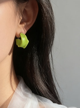 春夏小清新绿色不规则C圈无耳洞蚊香盘耳夹女2026年新款耳环配饰