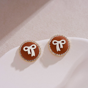 2025年秋冬新款耳钉独特设计感白色蝴蝶结奶咖色耳环港风复古耳饰