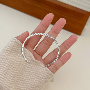 设计感简约银色锤纹开口手镯百搭波纹手链高级感复古手饰品2025新