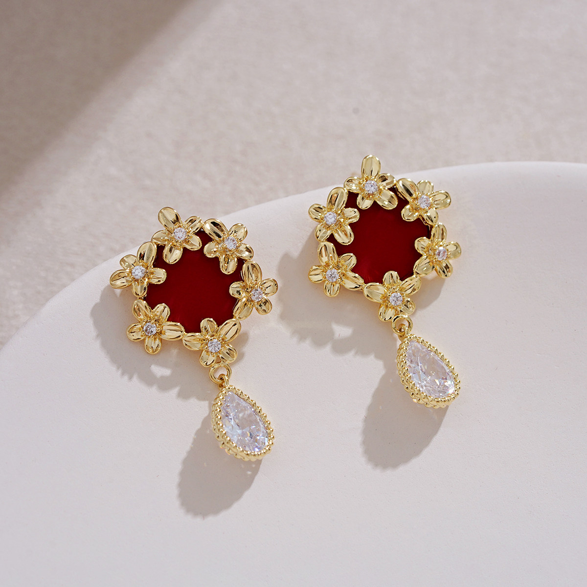 红色复古赫本风耳钉独特设计感金色花朵耳环超仙水滴耳坠中古耳饰