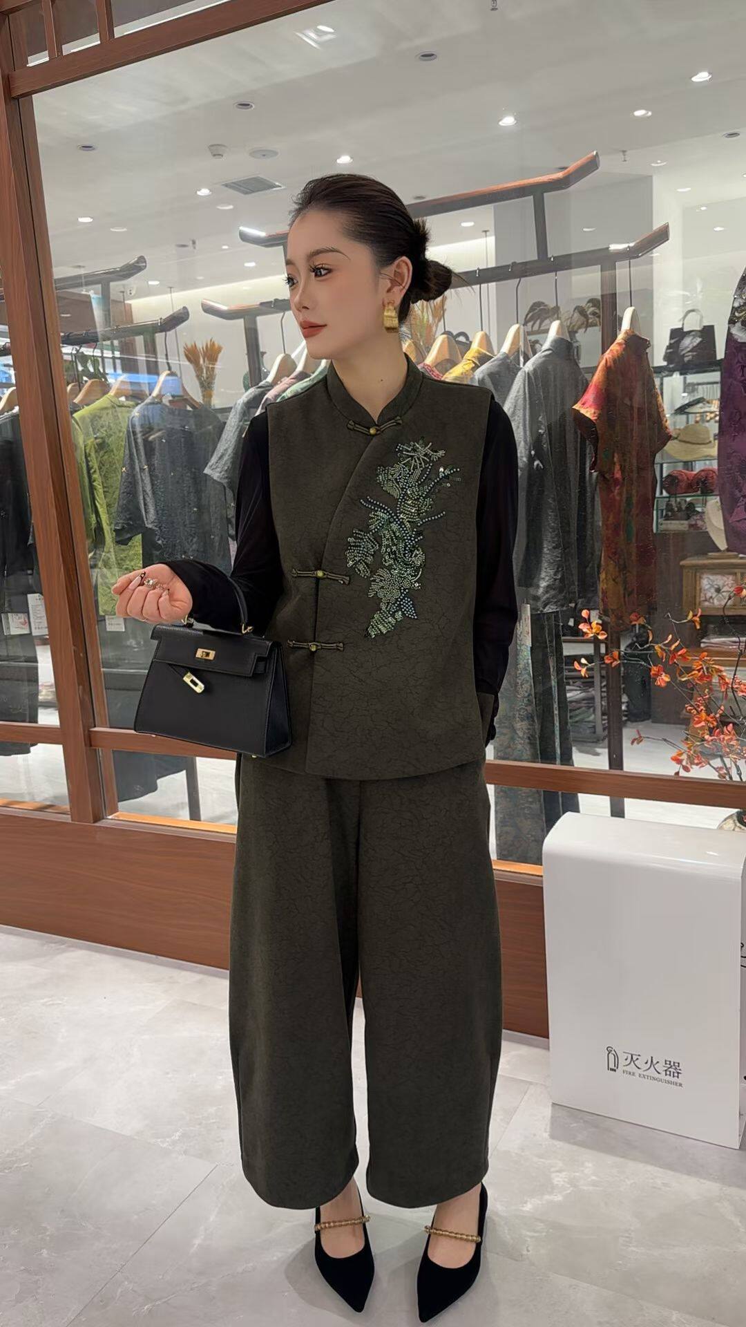 新中式麂皮绒套装女重工钉珠马甲阔腿裤国风盘扣洋气妈妈两件套秋