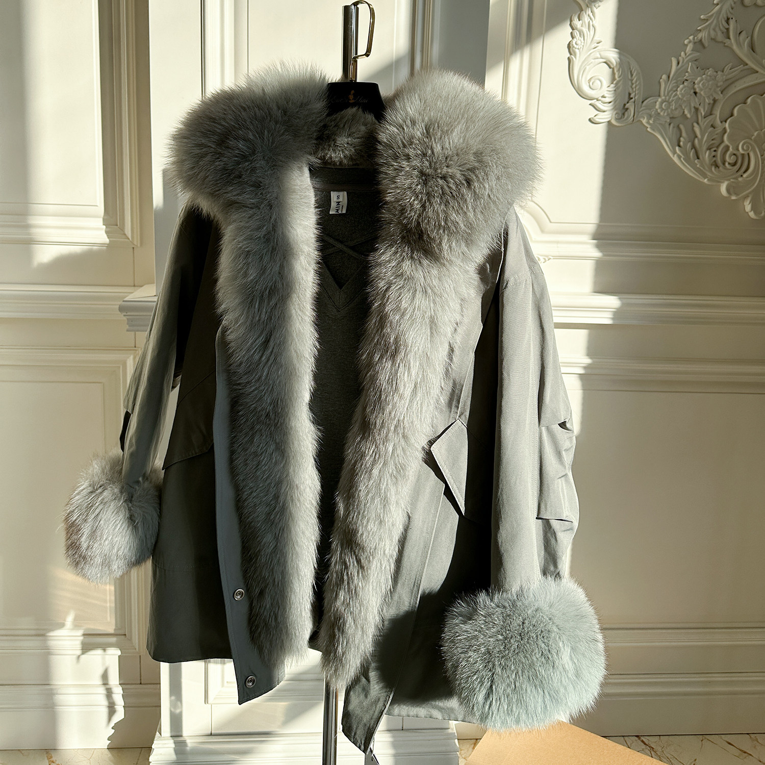 巨好看灰绿狐狸毛领獭兔毛派克服