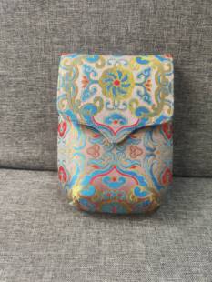 钱小萍织金蔓草纹宋锦手机包