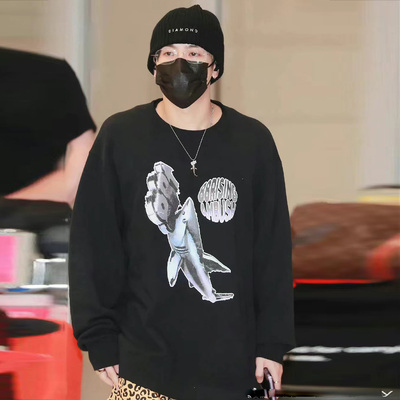 王嘉尔休闲潮好看衣服