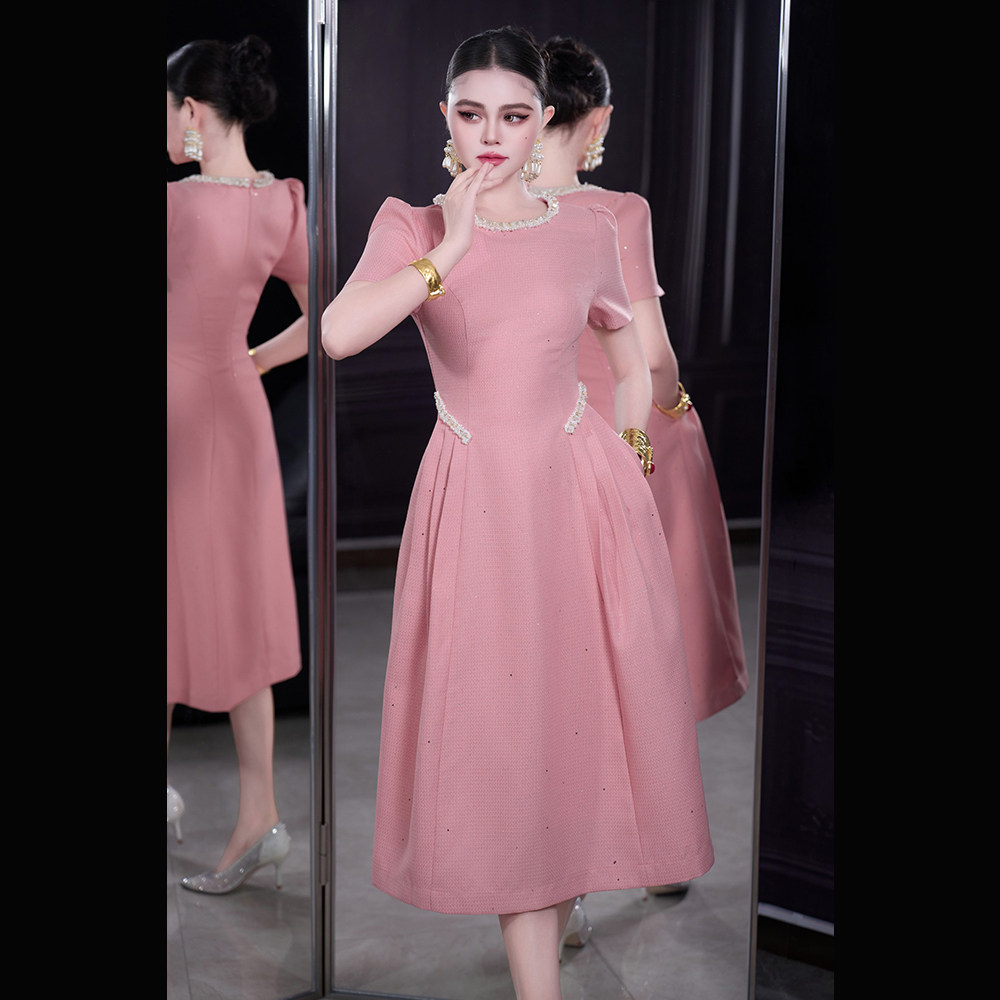 法式2026春夏新款肌理感自带细闪手工珍珠镶边粉色短袖连衣裙