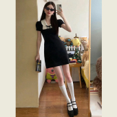 收腰黑色显瘦连衣裙 气质泡泡袖 小众设计感娃娃领修身 包臀裙女法式