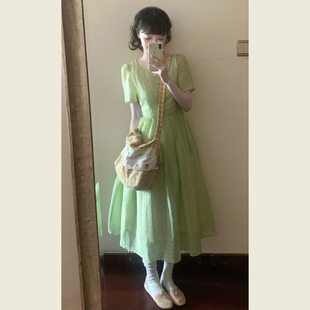 甜美清新绿色波点短袖连衣裙女夏季新款度假风收腰显瘦气质长裙