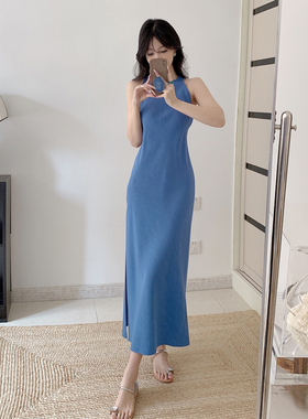 法式复古蓝色挂脖吊带连衣裙女夏季度假风收腰包臀无袖背心长裙