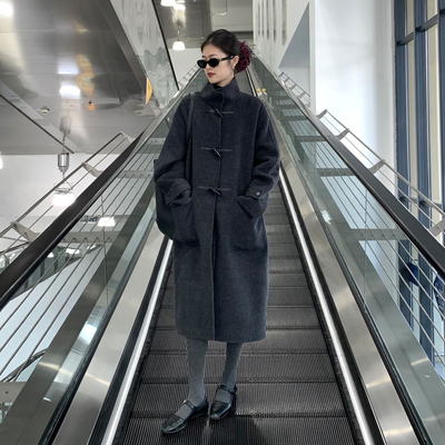 深灰色立领牛角扣呢子大衣