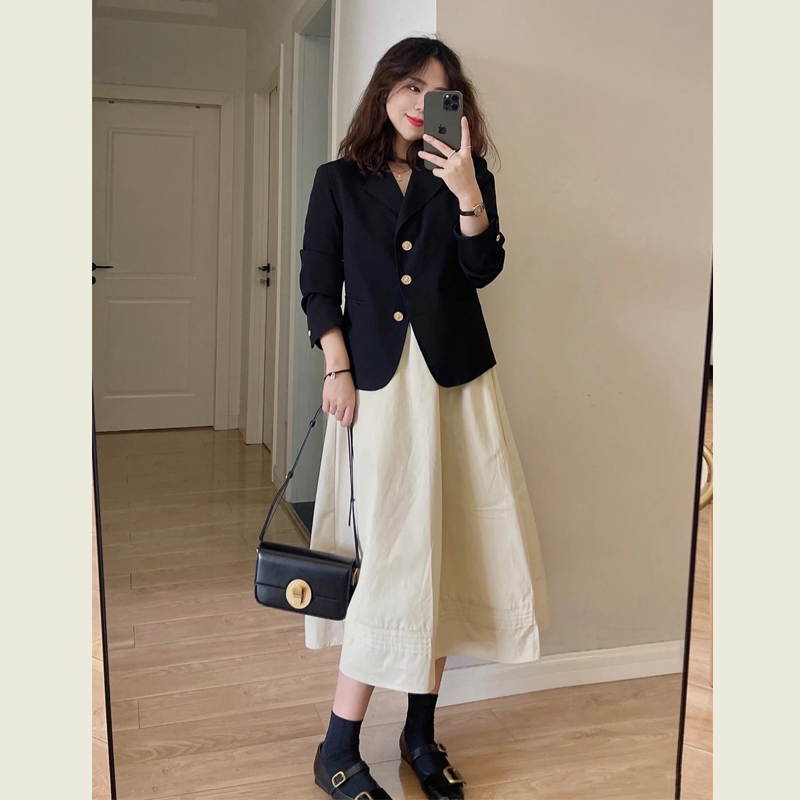 高级感黑色休闲短款西装外套