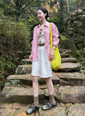 老钱风度假休闲松弛感套装女夏季粉色衬衫高腰白色五分裤两件套
