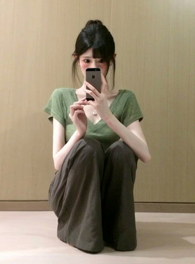 清冷松弛感休闲穿搭套装女夏季绿色V领显瘦T恤垂感阔腿裤两件套