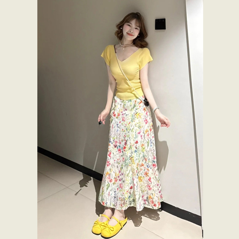 甜美温柔风V领针织短袖T恤上衣女夏季度假风碎花鱼尾半身裙两件套