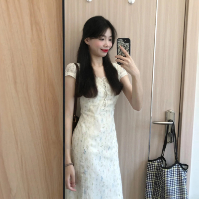 茶歇法式蕾丝拼接V领碎花连衣裙