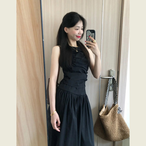 黑色圆领褶皱设计感无袖连衣裙