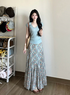 度假风蓝色套装女夏季蓝色V领蕾丝拼接上衣高腰碎花半身裙两件套