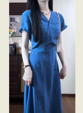 法式高级感蓝色V领短袖连衣裙女夏季新款通勤风收腰显瘦气质长裙