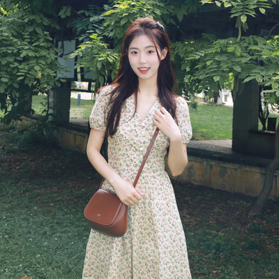 法式复古泡泡袖V领碎花连衣裙