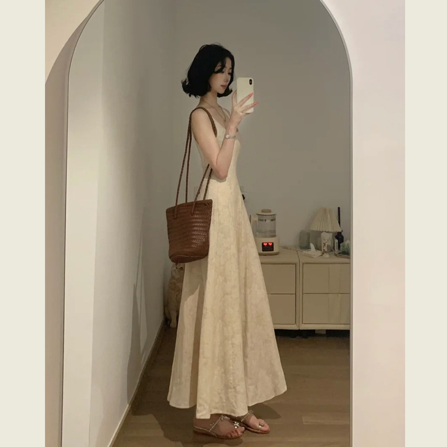 米杏色方领提花无袖连衣裙女夏季新款法式名媛风修身显瘦背心长裙