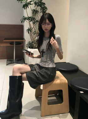 简约设计感百搭时尚灰色短袖上衣女夏季新款高腰休闲五分裤两件套